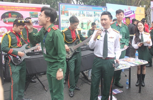 Nhiều hoạt động “độc” trong Ngày hội tư vấn tuyển sinh, hướng nghiệp - Ảnh minh hoạ 8