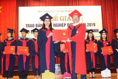 Học viện BC&TT tổ chức lễ Bế giảng và trao bằng Tiến sĩ, Thạc sĩ đợt 1 năm 2019 - Ảnh minh hoạ 3