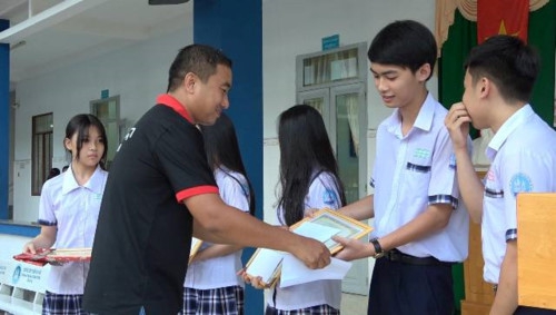 Trường THCS-THPT Trần Cao Vân tuyên dương, trao thưởng HS giỏi cấp Thành phố - Ảnh minh hoạ 4
