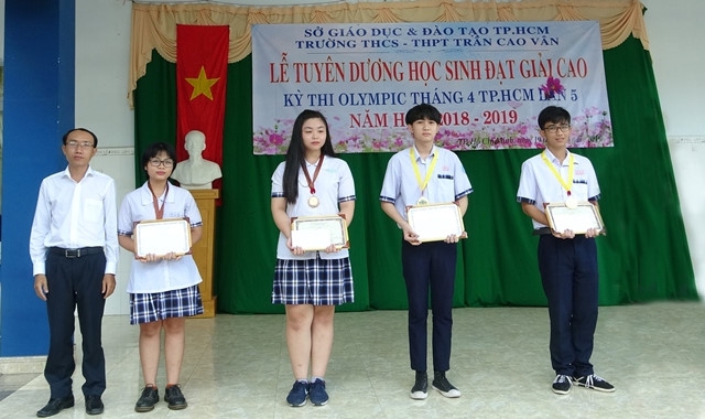 Trường THCS-THPT Trần Cao Vân tuyên dương, trao thưởng HS giỏi cấp Thành phố