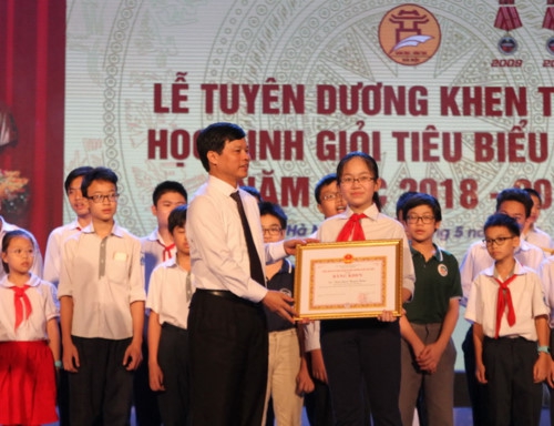 Tuyên dương 1.000 học sinh giỏi tiêu biểu của Thủ đô - Ảnh minh hoạ 3