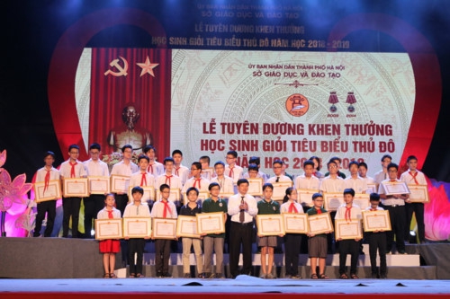 Tuyên dương 1.000 học sinh giỏi tiêu biểu của Thủ đô - Ảnh minh hoạ 4