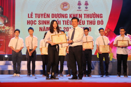 Tuyên dương 1.000 học sinh giỏi tiêu biểu của Thủ đô - Ảnh minh hoạ 6