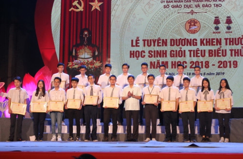 Tuyên dương 1.000 học sinh giỏi tiêu biểu của Thủ đô - Ảnh minh hoạ 9