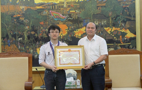 Bắc Giang khen thưởng đột xuất HS Trịnh Duy Hiếu, HCB Olympic Vật lý châu Á lần thứ 20 - Ảnh minh hoạ 2