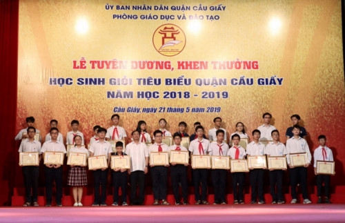 Quận Cầu Giấy (Hà Nội) khen thưởng học sinh tiêu biểu xuất sắc - Ảnh minh hoạ 2