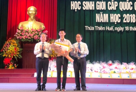 Lãnh đạo tỉnh trao Bằng khen của Chủ tịch UBND tỉnh cho em Lê Công Minh Hiếu đã đạt huy chương Đồng trong kỳ thi Olympic Châu Á