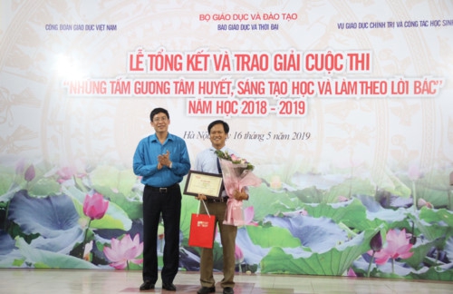 Gương sáng không chỉ trên bục giảng - Ảnh minh hoạ 2