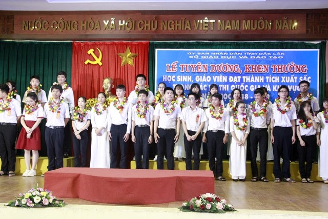 Đắk Lắk: Tuyên dương, khen thưởng HS, GV đạt thành tích xuất sắc trong kỳ thi quốc gia và khu vực