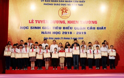 Quận Cầu Giấy (Hà Nội) khen thưởng học sinh tiêu biểu xuất sắc - Ảnh minh hoạ 3