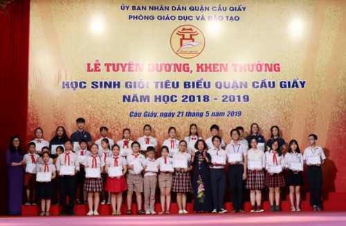 Quận Cầu Giấy (Hà Nội) khen thưởng học sinh tiêu biểu xuất sắc - Ảnh minh hoạ 4