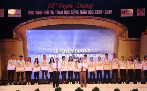 Hà Tĩnh tuyên dương, khen thưởng học sinh giỏi các cấp - Ảnh minh hoạ 5