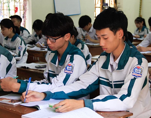 Học sinh trường THPT Yên Khánh A trong giờ ôn luyện môn Hóa học để chuẩn bị thi THPT quốc gia. Ảnh: Dương Tâm