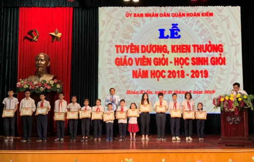 Quận Hoàn Kiếm biểu dương giáo viên, học sinh tiêu biểu - Ảnh minh hoạ 5