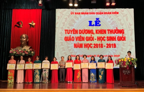 Quận Hoàn Kiếm biểu dương giáo viên, học sinh tiêu biểu - Ảnh minh hoạ 6