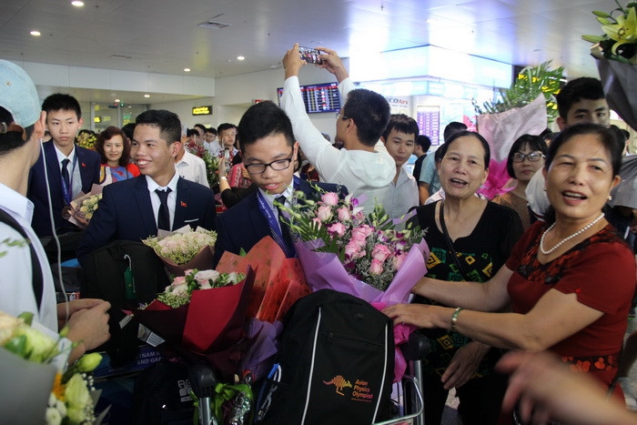 Đoàn Việt Nam dự thi Olympic Vật lí Châu Á mang vinh quang trở về