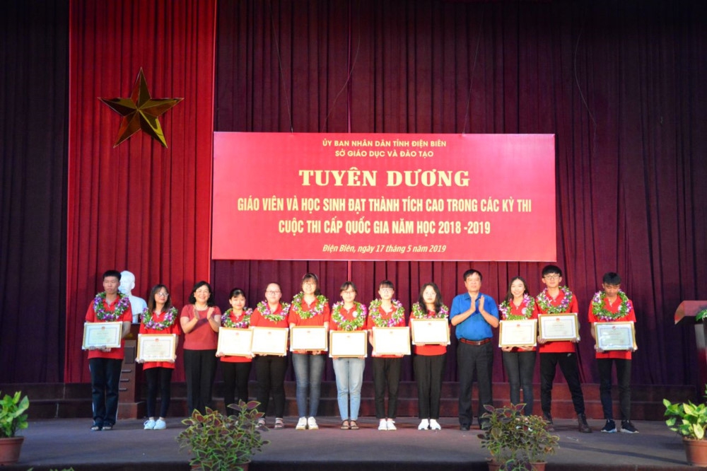 Điện Biên tuyên dương 71 giáo viên và học sinh có thành tích xuất sắc
