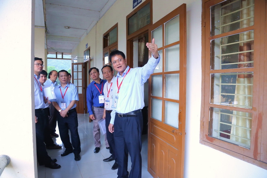 Thứ trưởng Bộ GD&ĐT động viên thí sinh vùng khó Cao Bằng trước Kỳ thi THPT quốc gia