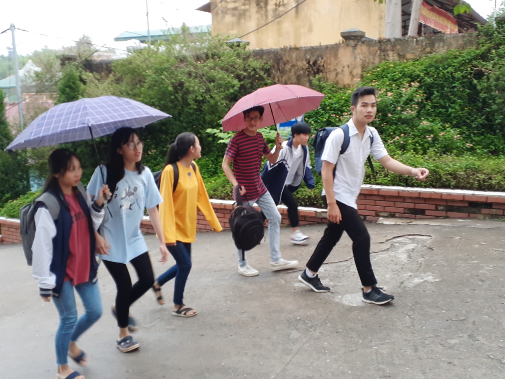 Điện Biên: Thí sinh đội mưa đến trường thi