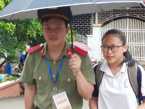 Điện Biên: Thí sinh đội mưa đến trường thi - Ảnh minh hoạ 2