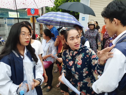 Điện Biên: Thí sinh đội mưa đến trường thi