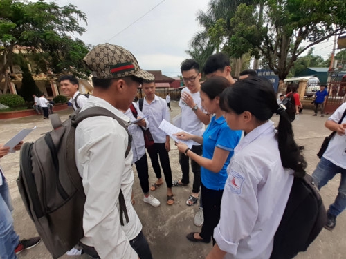 Thí sinh “thở phào” kết thúc môn thi Ngoại ngữ - Ảnh minh hoạ 5