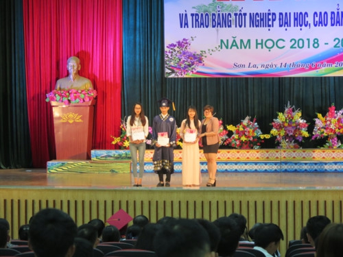 Trường ĐH Tây Bắc trao bằng tốt nghiệp đại học, cao đẳng cho gần 700 sinh viên - Ảnh minh hoạ 4