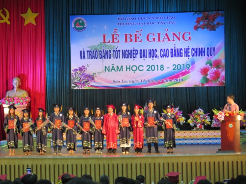 Trường ĐH Tây Bắc trao bằng tốt nghiệp đại học, cao đẳng cho gần 700 sinh viên - Ảnh minh hoạ 3