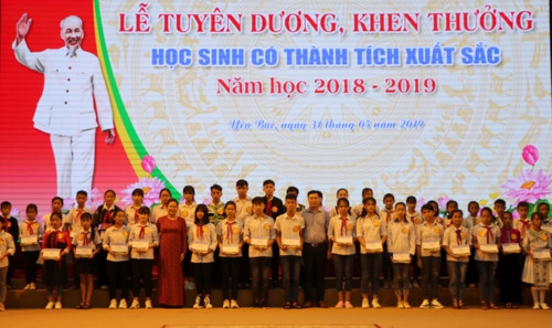 Yên Bái: Tuyên dương 187 học sinh có thành tích xuất sắc năm học 2018 – 2019 - Ảnh minh hoạ 8