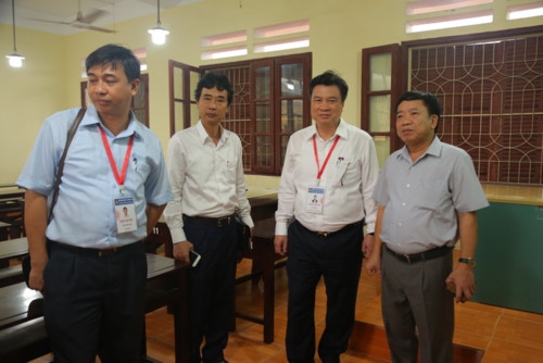 Thứ trưởng Nguyễn Hữu Độ động viên cán bộ coi thi tại cụm thi TP Hải Phòng - Ảnh minh hoạ 5