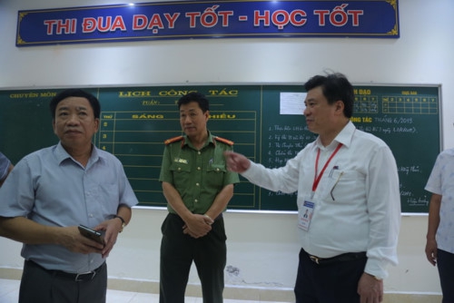 Thứ trưởng Nguyễn Hữu Độ động viên cán bộ coi thi tại cụm thi TP Hải Phòng - Ảnh minh hoạ 2