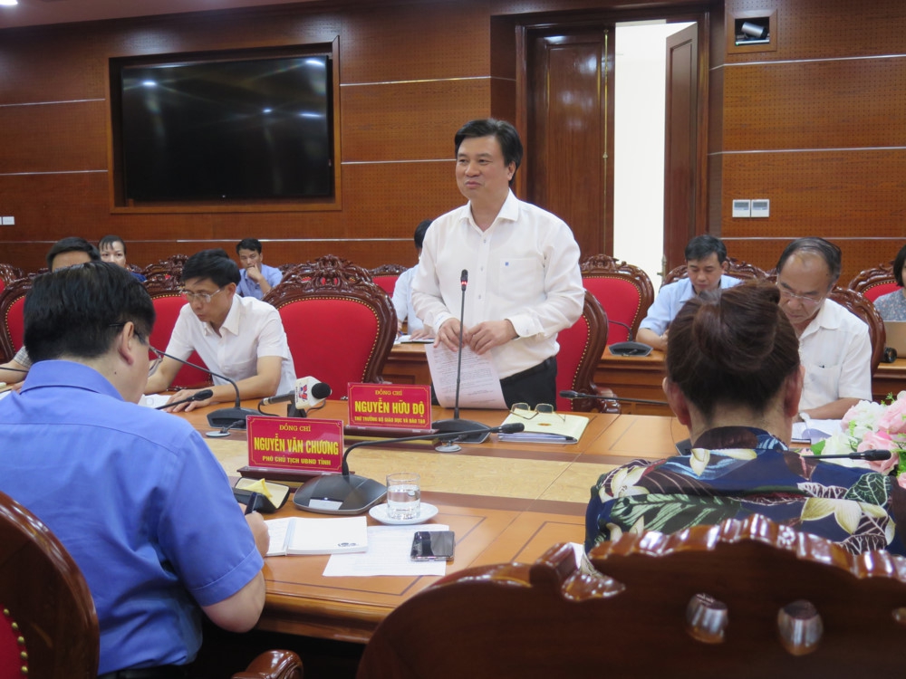 Thứ trưởng Bộ GD&ĐT Nguyễn Hữu Độ kiểm tra công tác chuẩn bị thi THPT quốc gia 2019 tại Hòa Bình