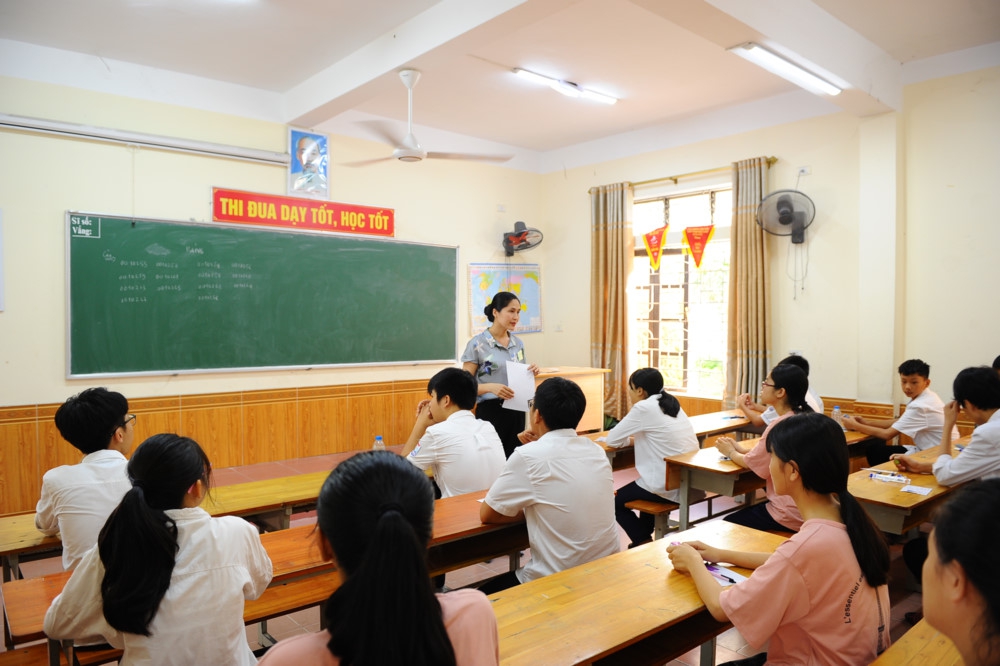 Gần 3.000 thí sinh dự thi vào 2 trường THPT chuyên Phan Bội Châu và Đại học Vinh
