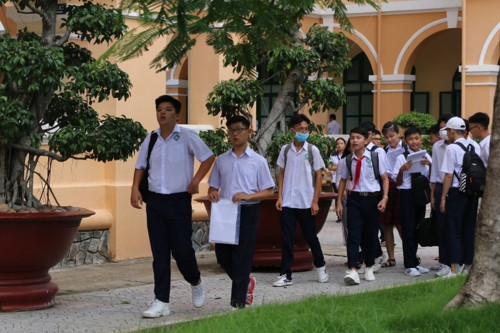 Tiền Giang: Đề tuyển sinh lớp 10 môn Toán, tiếng Anh vừa sức - Ảnh minh hoạ 4