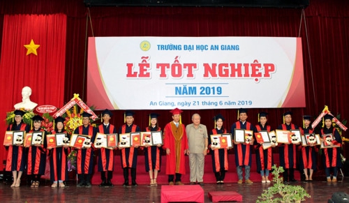 Trường ĐH An Giang trao bằng tốt nghiệp cho hơn 2.000 sinh viên - Ảnh minh hoạ 3