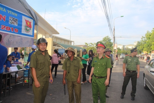 Hà Tĩnh: Thí sinh vui vẻ chúc nhau thi thật tốt môn đầu tiên - Ảnh minh hoạ 4