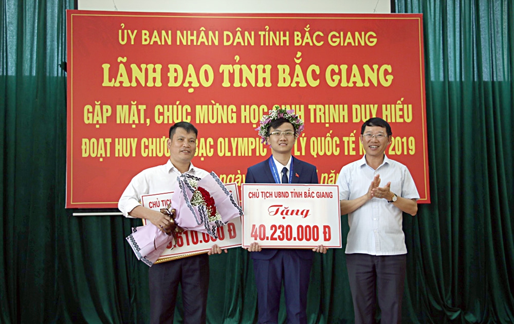 Lãnh đạo tỉnh Bắc Giang gặp mặt tuyên dương, khen thưởng em Trịnh Duy Hiếu Đoạt Huy chương Bạc Olympic Vật lý quốc tế năm 2019