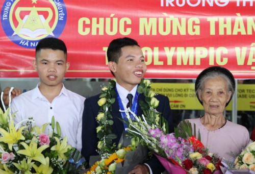 Đón đoàn Olympic Vật lí quốc tế trở về với thành tích tốt nhất trong lịch sử - Ảnh minh hoạ 8