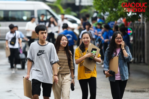 Cả ngàn sĩ tử lỉnh kỉnh đồ đạc vào dự thi môn năng khiếu ĐH Kiến trúc - Ảnh minh hoạ 13