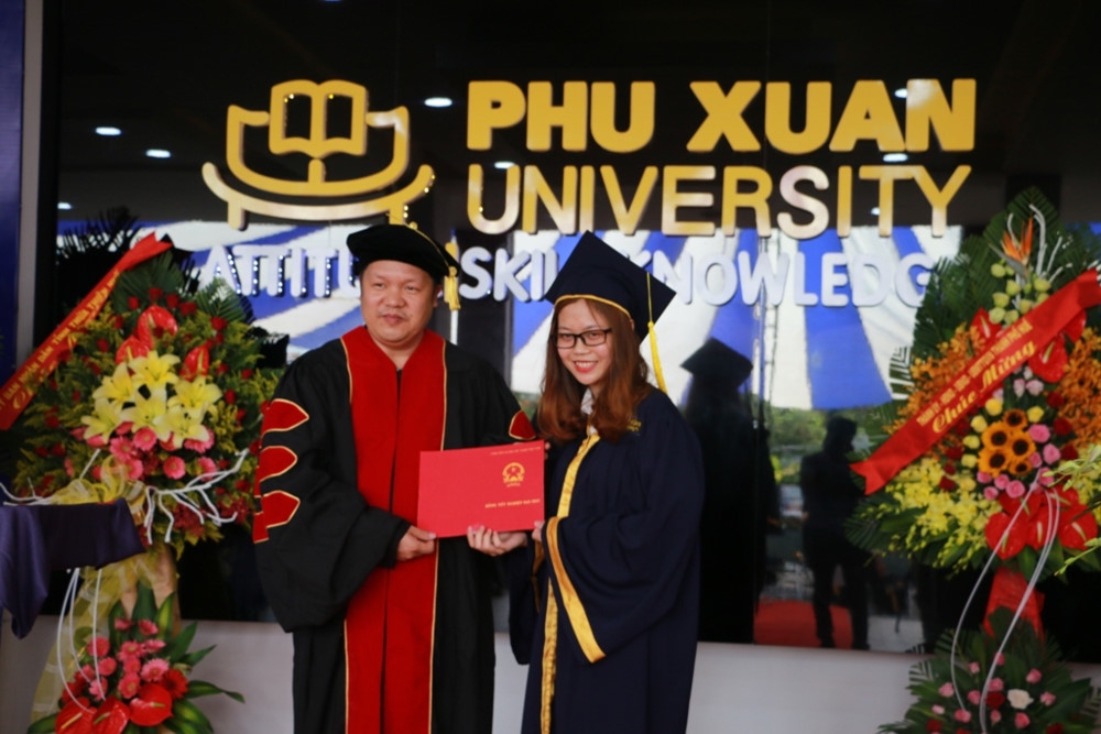 Trường ĐH Phú Xuân (Huế) trao bằng tốt nghiệp cho 107 sinh viên