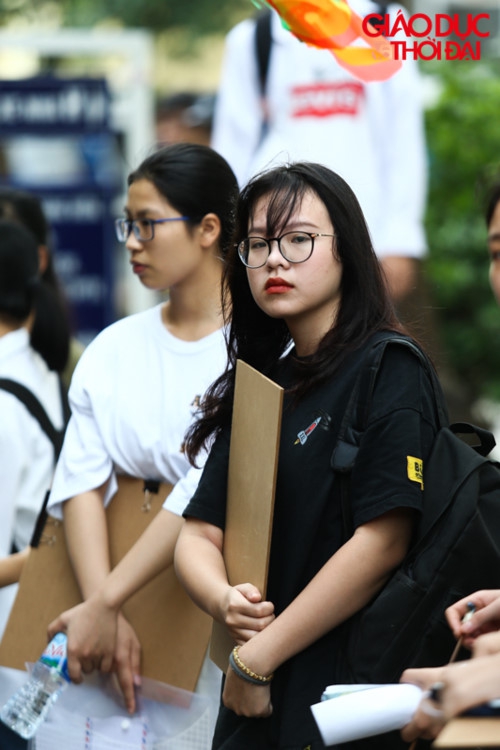 Cả ngàn sĩ tử lỉnh kỉnh đồ đạc vào dự thi môn năng khiếu ĐH Kiến trúc - Ảnh minh hoạ 10