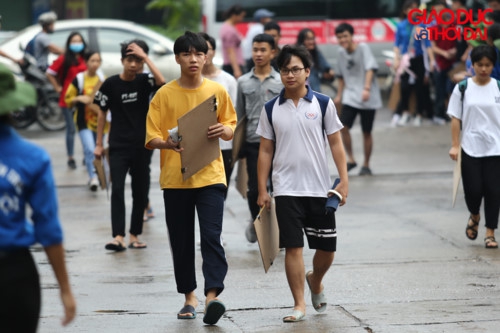 Cả ngàn sĩ tử lỉnh kỉnh đồ đạc vào dự thi môn năng khiếu ĐH Kiến trúc - Ảnh minh hoạ 14