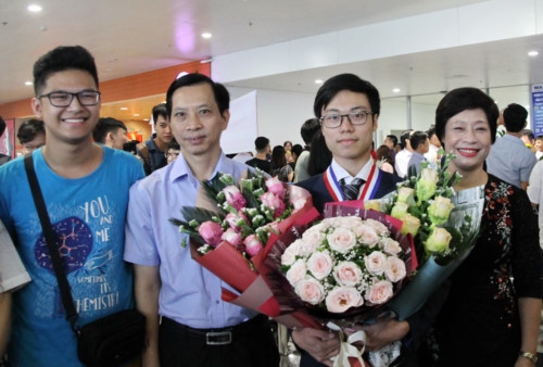 Đón đoàn học sinh Việt Nam về nước sau kì tích tại Olympic Hóa học quốc tế - Ảnh minh hoạ 4