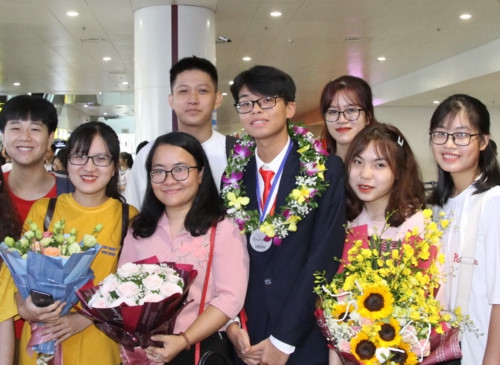 Đón đoàn học sinh Việt Nam về nước sau kì tích tại Olympic Hóa học quốc tế - Ảnh minh hoạ 13