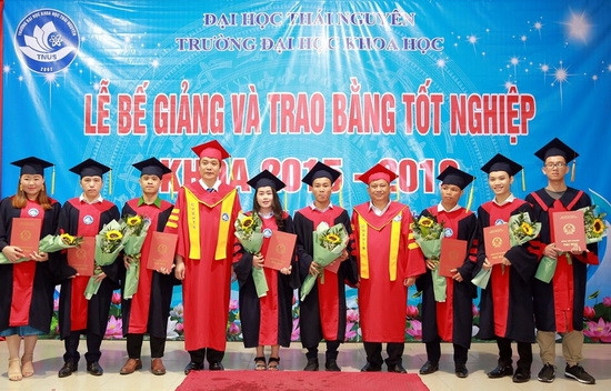 Trường ĐH Khoa học Thái Nguyên trao bằng tốt nghiệp cho 530 tân cử nhân