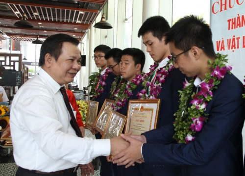 Đón đoàn HS Việt Nam dự thi Olympic Vật lí thiên văn với thành tích số 1 thế giới - Ảnh minh hoạ 3