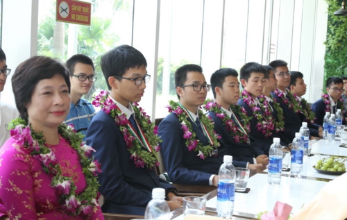 Đón đoàn HS Việt Nam dự thi Olympic Vật lí thiên văn với thành tích số 1 thế giới - Ảnh minh hoạ 6