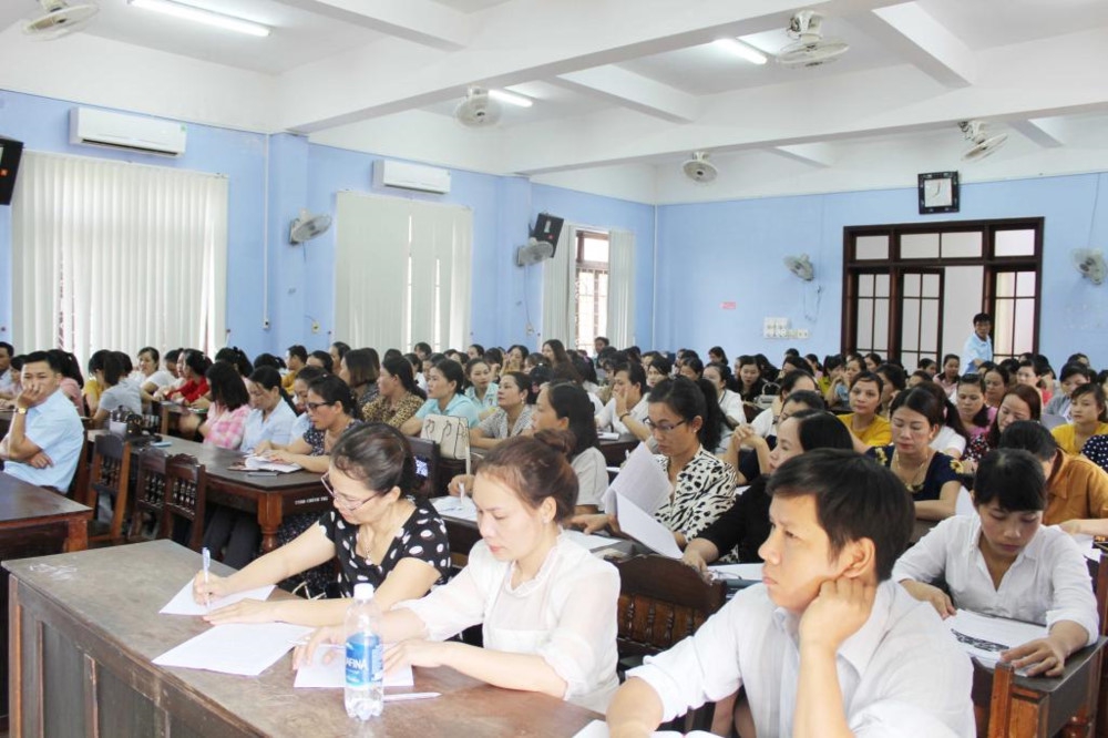 Hương Trà: Hơn 1.700 cán bộ, giáo viên được bồi dưỡng chính trị đầu năm học mới