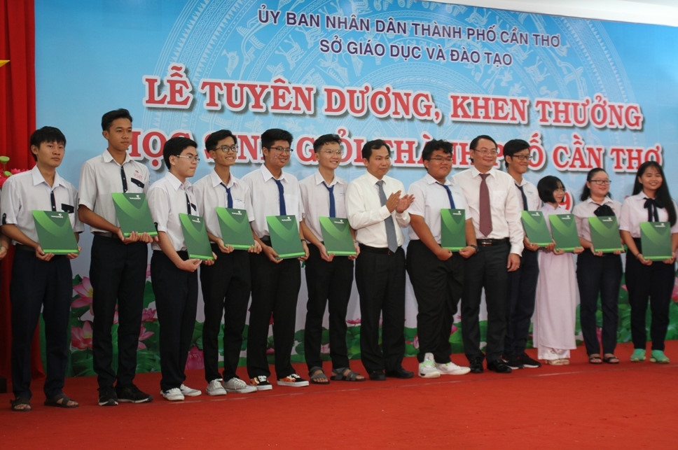 Cần Thơ: Tuyên dương gần 1.500 học sinh giỏi cấp quốc gia và thành phố