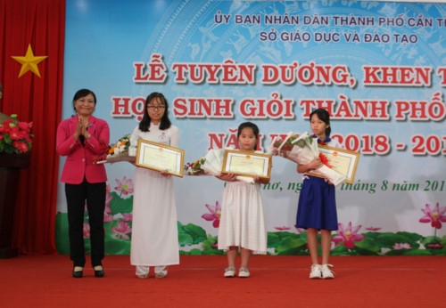 Cần Thơ: Tuyên dương gần 1.500 học sinh giỏi cấp quốc gia và thành phố - Ảnh minh hoạ 3